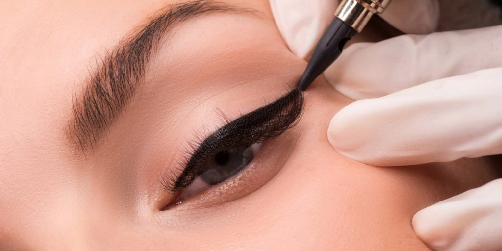 process of applying eyeliner