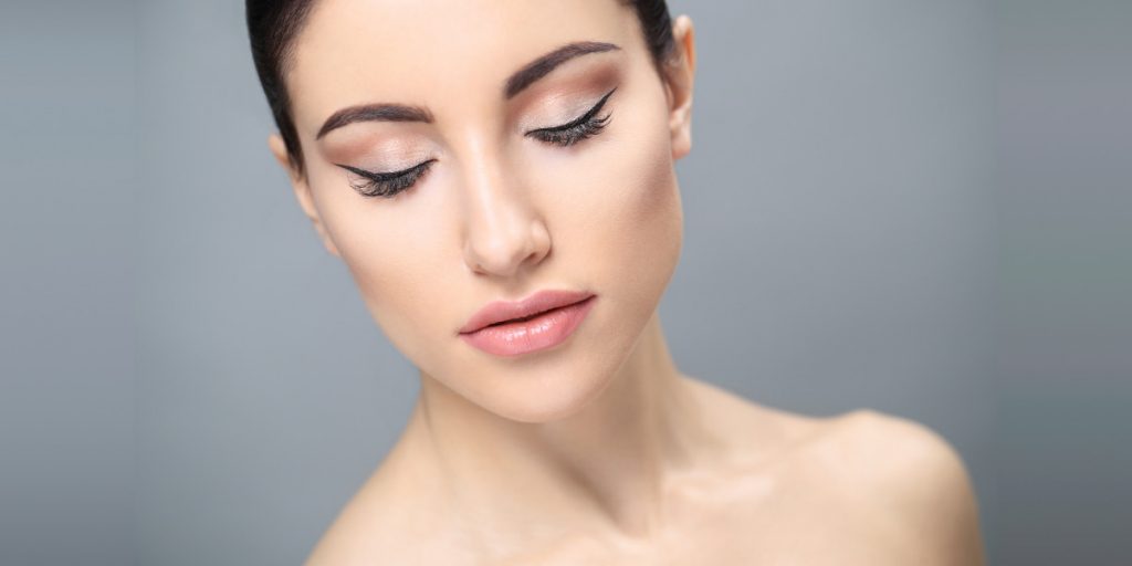 woman with eyelashes makeup with natural effect