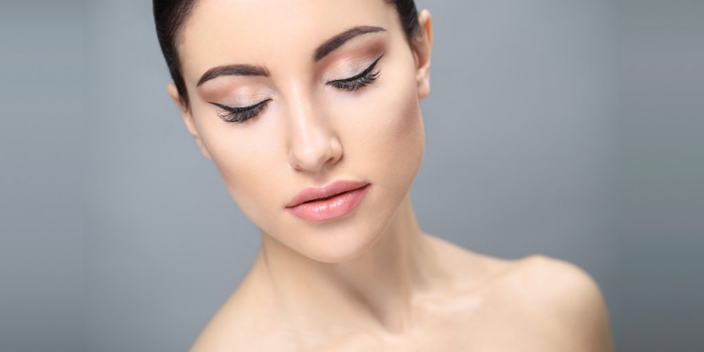 Makeup With Natural Effect 1024x512 - How To Wear Makeup Without Damaging Eyelash Extensions?&nbsp;