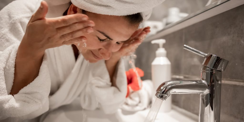 girl is washing her face