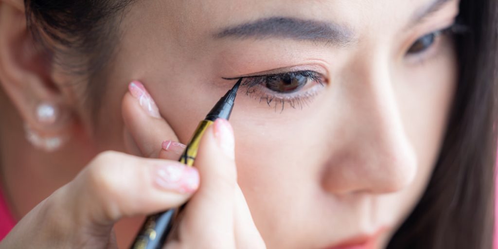 asian girls draws thin eye lines