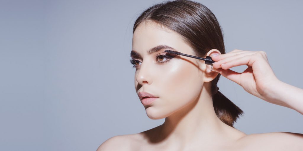 girl makes eyelash makeup