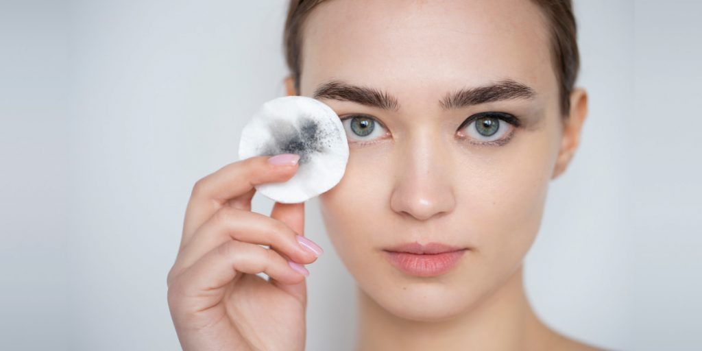 3 Common Mistakes When Cleaning Eye Makeup 1024x512 - How To Remove Eye Makeup Without Harm To Your Skin?