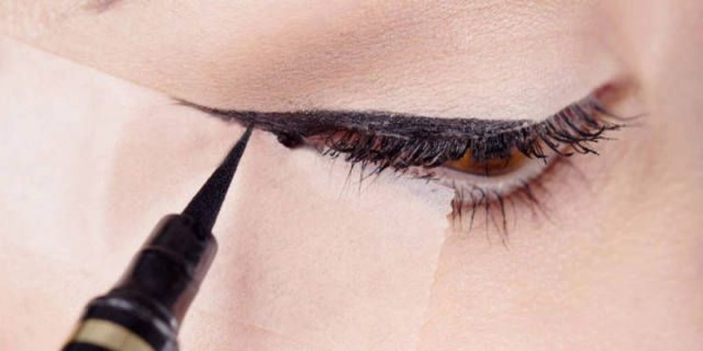 4 Method 3  Create an Easy Winged Eyeliner With Tape 1024x512 - How To Do The Eyeliner Wing In Easy 6 Ways