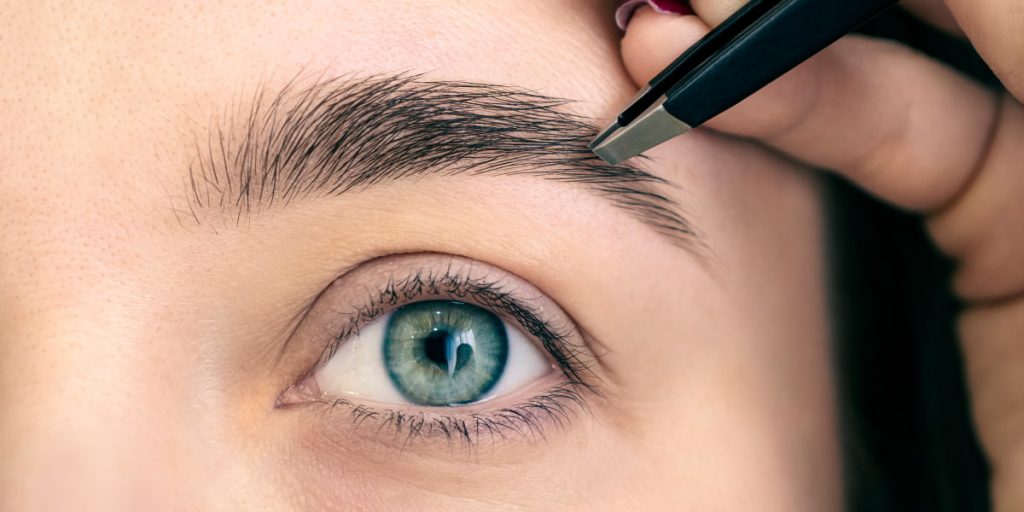 shaping of eyebrows with tweezers