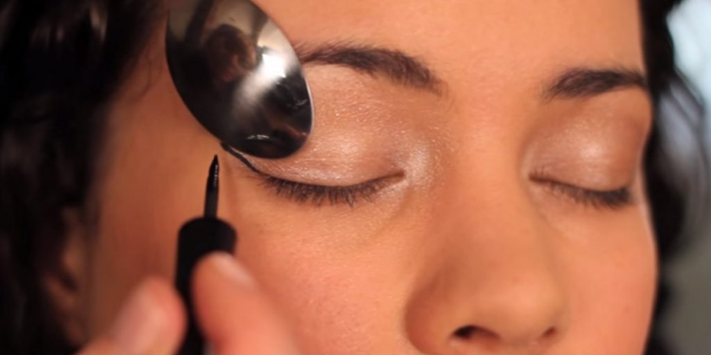 5 Method 4  Use a Spoon to Get the Perfect Wing 1024x512 - How To Do The Eyeliner Wing In Easy 6 Ways