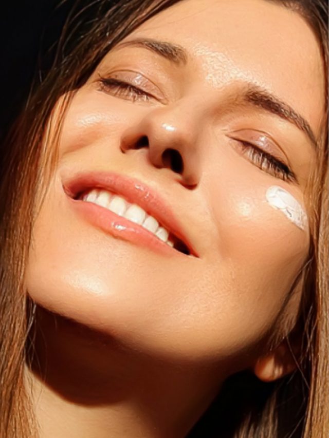How To Apply Sunscreen On the Face in 4 Steps