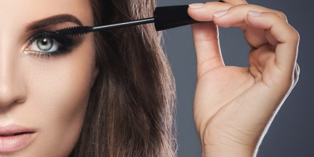 how to apply mascara